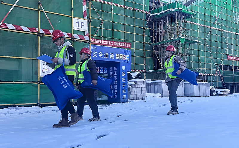 雪锁高原，，，，，，，，匠心坚守∣攀西公司梭罗沟 项目部首雪日工作纪实