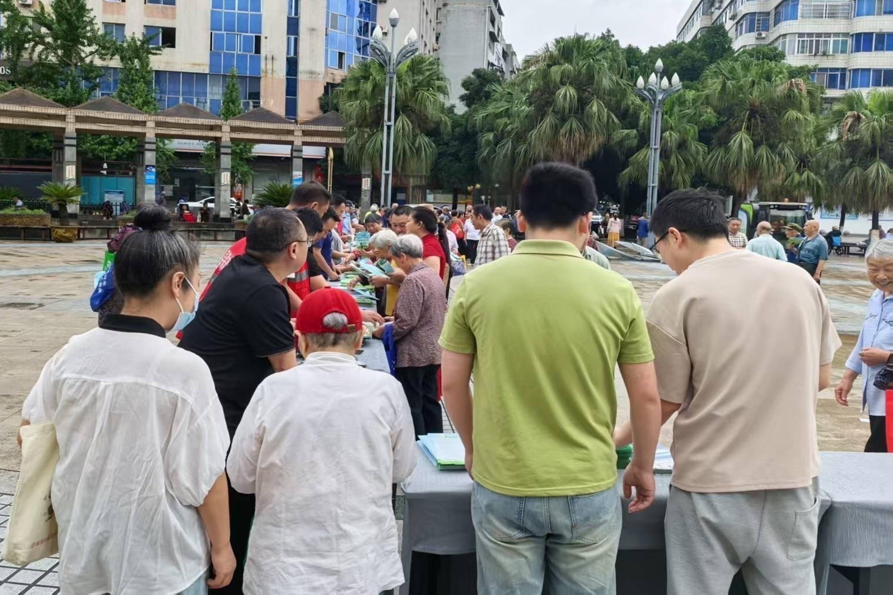 群众驻足了解土地相关知识