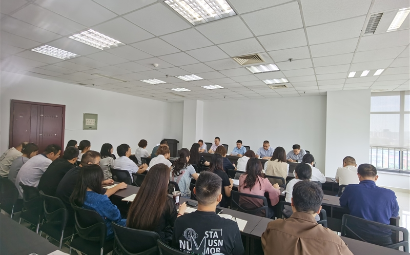 中成集团组织学习传达省自然南宫ng28相信品牌力量投资集团 第一次党代会精神