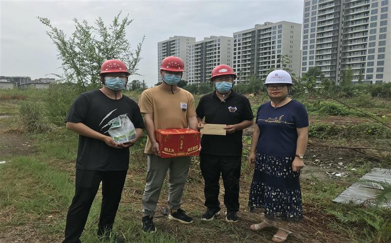 酷暑慰问到一线，，，，，，，清凉关怀入人心