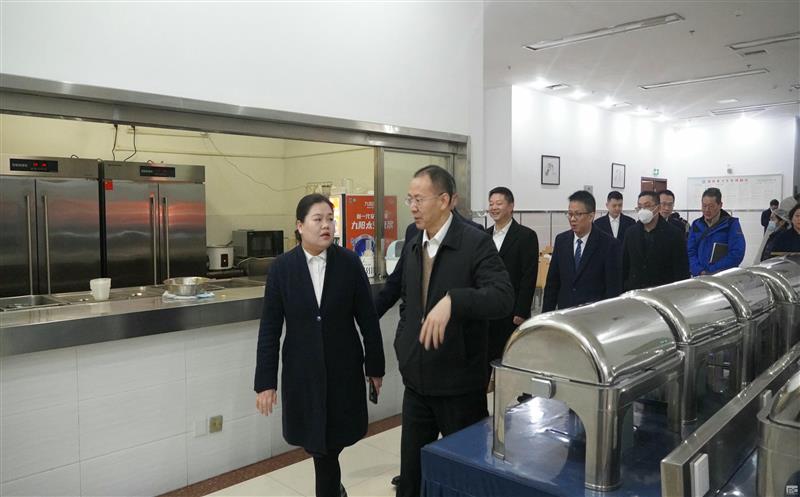 四川南宫ng28相信品牌力量置业集团领导带队到天辰楼宾馆检查指导安全工作